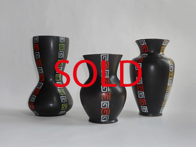 Nr. 2133
Three black 50s vases

Red, green and yellow squares pattern

[b]Dümler & Breiden, Höhr-Grenzhausen Germany[/b]

Model 111-20, 158-27 and 150-25

Good vintage condition, no damage

H 27, 20 and 25 cm

55 euro

[url=https://kosai.be/gallery/contact.php?referer=index.php][img]https://kosai.be/gallery/varia/buy.jpg[/img][/url]


[img]https://www.kosai.be/images/2133.jpg[/img]


[img]https://www.kosai.be/images/2133_set02.jpg[/img]


[img]https://www.kosai.be/images/2133_3.jpg[/img]


[img]https://www.kosai.be/images/2133_4.jpg[/img]


[img]https://www.kosai.be/images/2133_5.jpg[/img]


[img]https://www.kosai.be/images/2133_2lr.jpg[/img]


[img]https://www.kosai.be/images/2327.jpg[/img]


[img]https://www.kosai.be/images/2327_4.jpg[/img]


[img]https://www.kosai.be/images/2327_6.jpg[/img]


[img]https://www.kosai.be/images/2327_2lr.jpg[/img]


[img]https://www.kosai.be/images/2755.jpg[/img]


[img]https://www.kosai.be/images/2755_4.jpg[/img]


[img]https://www.kosai.be/images/2755_5.jpg[/img]


[img]https://www.kosai.be/images/2755_2lr.jpg[/img]


[url=https://kosai.be/gallery/contact.php?referer=index.php][img]https://kosai.be/gallery/varia/buy.jpg[/img][/url]


[url=https://kosai.be/gallery/displayimage.php?pid=114]Back to top[/url]
Keywords: Dümler & Breiden