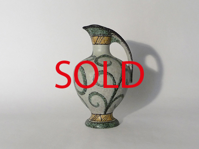 Nr. 2213
Fun fifties handled vase

White grained surface with green and yellow plant decor

[b]Ruscha Keramik[/b]

Model 312

KF Handgemalt

1 large chip at the top

H 18 cm x W 11 cm

3 euro

[url=https://kosai.be/gallery/contact.php?referer=index.php][img]https://kosai.be/gallery/varia/buy.jpg[/img][/url]


[img]https://www.kosai.be/images/2213.jpg[/img]


[img]https://www.kosai.be/images/2213_2.jpg[/img]


[img]https://www.kosai.be/images/2213_3.jpg[/img]


[img]https://www.kosai.be/images/2213_4.jpg[/img]


[img]https://www.kosai.be/images/2213_5.jpg[/img]


[img]https://www.kosai.be/images/2213_6.jpg[/img]


[url=https://kosai.be/gallery/contact.php?referer=index.php][img]https://kosai.be/gallery/varia/buy.jpg[/img][/url]


[url=https://kosai.be/gallery/displayimage.php?pid=118]Back to top[/url]
Keywords: Ruscha