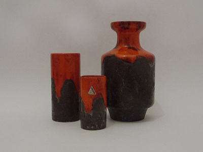 Nr. 1028
Set op two fifties sixties vases (smallest one SOLD) 

Shiny red glazed top and a lava cratered bottom

[b]Flora Gouda Holland Keramiek[/b]

Decor Kreta ?

Model 930

Good vintage condition, no damage

H 10,5 cm x W 5,5 cm

50 euro

[url=https://kosai.be/gallery/contact.php?referer=index.php][img]https://kosai.be/gallery/varia/buy.jpg[/img][/url]


[img]https://www.kosai.be/images/1028.jpg[/img]


[img]https://www.kosai.be/images/1944_3lr.jpg[/img]


[img]https://www.kosai.be/images/1944_4lr.jpg[/img]


[img]https://www.kosai.be/images/1944_5lr.jpg[/img]


[img]https://www.kosai.be/images/1944_6lr.jpg[/img]


[img]https://www.kosai.be/images/1028_02lr.jpg[/img]


[img]https://www.kosai.be/images/1028_3lr.jpg[/img]


[img]https://www.kosai.be/images/1028_5lr.jpg[/img]


[img]https://www.kosai.be/images/1028_6lr.jpg[/img]


[img]https://www.kosai.be/images/1029_4lr.jpg[/img]


[img]https://www.kosai.be/images/1029_5lr.jpg[/img]


[img]https://www.kosai.be/images/1029_6lr.jpg[/img]


[img]https://www.kosai.be/images/1028_7lr.jpg[/img]


[url=https://kosai.be/gallery/contact.php?referer=index.php][img]https://kosai.be/gallery/varia/buy.jpg[/img][/url]


[url=https://kosai.be/gallery/displayimage.php?pid=50]Back to top[/url]
Keywords: Gouda