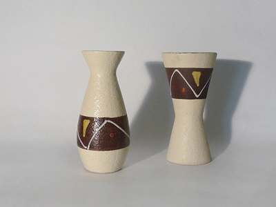 Nr. 1166
Pair fifties vases

Soft white bubbled surface with brown, yellow and red pattern

[b]Scheurich Germany[/b]

Model 522-15 and 244-17

1 refitted chip and 1 chip

H 15 cm x W 6,5 cm

12 euro

[url=https://kosai.be/gallery/contact.php?referer=index.php][img]https://kosai.be/gallery/varia/buy.jpg[/img][/url]


[img]https://www.kosai.be/images/1166.jpg[/img]


[img]https://www.kosai.be/images/1166_2b.jpg[/img]


[img]https://www.kosai.be/images/1166_4lr.jpg[/img]


[img]https://www.kosai.be/images/1166_6lr.jpg[/img]


[img]https://www.kosai.be/images/1166_7lr.jpg[/img]


[img]https://www.kosai.be/images/2490.jpg[/img]


[img]https://www.kosai.be/images/2490_2.jpg[/img]


[img]https://www.kosai.be/images/2490_4.jpg[/img]


[img]https://www.kosai.be/images/2490_5.jpg[/img]


[img]https://www.kosai.be/images/2490_6lr.jpg[/img]


[url=https://kosai.be/gallery/contact.php?referer=index.php][img]https://kosai.be/gallery/varia/buy.jpg[/img][/url]


[url=https://kosai.be/gallery/displayimage.php?pid=59]Back to top[/url]
Keywords: Scheurich