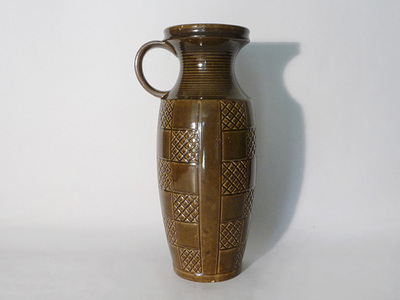 Nr. 1217
Dark green 60s handled vase with interweaved pattern

[b]Probably Clemens & Huhn[/b]

Model 264-35

1 small chip at the bottom edge

H 35 cm x W 17 cm

12 euro

[url=https://kosai.be/gallery/contact.php?referer=index.php][img]https://kosai.be/gallery/varia/buy.jpg[/img][/url]


[img]https://www.kosai.be/images/1217.jpg[/img]


[img]https://www.kosai.be/images/1217_2lr.jpg[/img]


[img]https://www.kosai.be/images/1217_4lr.jpg[/img]


[img]https://www.kosai.be/images/1217_5lr.jpg[/img]


[url=https://kosai.be/gallery/contact.php?referer=index.php][img]https://kosai.be/gallery/varia/buy.jpg[/img][/url]


[url=https://kosai.be/gallery/displayimage.php?pid=61]Back to top[/url]
Keywords: Clemens & Huhn