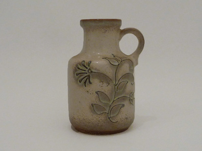Nr. 1266
Small 60s 70s handled vase, light gray with embossed flower decor

[b]Scheurich Germany[[/b]

Model 414-16

Good vintage condition, no damage

H 16 cm x W 12 cm

7 euro

[url=https://kosai.be/gallery/contact.php?referer=index.php][img]https://kosai.be/gallery/varia/buy.jpg[/img][/url]


[img]https://www.kosai.be/images/1266.jpg[/img]


[img]https://www.kosai.be/images/1266_4lr.jpg[/img]


[img]https://www.kosai.be/images/1266_5lr.jpg[/img]


[img]https://www.kosai.be/images/1266_6lr.jpg[/img]


[img]https://www.kosai.be/images/1266_7lr.jpg[/img]


[url=https://kosai.be/gallery/contact.php?referer=index.php][img]https://kosai.be/gallery/varia/buy.jpg[/img][/url]


[url=https://kosai.be/gallery/displayimage.php?pid=65]Back to top[/url]
Keywords: Scheurich