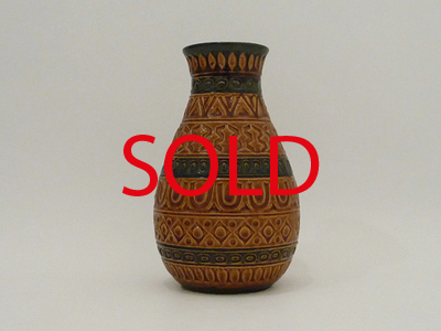 Nr. 1323
Brown glazed 60s vase with green lines and a engraved pattern all over

[b]Bay Keramik[/b]

Model 92-25

Good vintage condition, no damage

H 25 cm x W 15 cm

[url=https://kosai.be/gallery/contact.php?referer=index.php][img]https://kosai.be/gallery/varia/buy.jpg[/img][/url]


[img]https://www.kosai.be/images/1323.jpg[/img]


[img]https://www.kosai.be/images/1323_4lr.jpg[/img]


[img]https://www.kosai.be/images/1323_5lr.jpg[/img]


[img]https://www.kosai.be/images/1323_6lr.jpg[/img]


[img]https://www.kosai.be/images/1323_2lr.jpg[/img]


[url=https://kosai.be/gallery/contact.php?referer=index.php][img]https://kosai.be/gallery/varia/buy.jpg[/img][/url]


[url=https://kosai.be/gallery/displayimage.php?pid=68]Back to top[/url]
Keywords: Bay Keramik