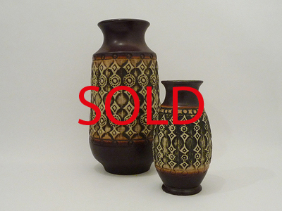 Nr. 1778
Pair sixties seventies vases

Dark brown glaze with engraved pattern decor

[b]Jasba Keramik Germany[/b]

Model 1 567 40

Good vintage condition, no damage

H 40 cm x W 21 cm

30 euro

[url=https://kosai.be/gallery/contact.php?referer=index.php][img]https://kosai.be/gallery/varia/buy.jpg[/img][/url]


[img]https://www.kosai.be/images/1778.jpg[/img]


[img]https://www.kosai.be/images/1778_set02.jpg[/img]


[img]https://www.kosai.be/images/1778_3.jpg[/img]


[img]https://www.kosai.be/images/1778_5.jpg[/img]


[img]https://www.kosai.be/images/1890_3.jpg[/img]


[img]https://www.kosai.be/images/1890_4.jpg[/img]


[img]https://www.kosai.be/images/1890_6.jpg[/img]


[img]https://www.kosai.be/images/1890_7.jpg[/img]


[url=https://kosai.be/gallery/contact.php?referer=index.php][img]https://kosai.be/gallery/varia/buy.jpg[/img][/url]


[url=https://kosai.be/gallery/displayimage.php?pid=89]Back to top[/url]
Keywords: Jasba
