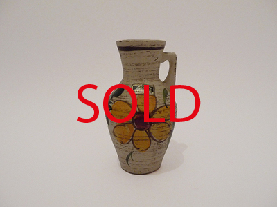 Nr. 2323
Fun 60s handled vase, white glaze with yellow flower

[b]Scheurich Germany[/b]

Model 405-13,5

Good vintage condition, no damage

H 13,5 cm x W 8 cm

5 euro

[url=https://kosai.be/gallery/contact.php?referer=index.php][img]https://kosai.be/gallery/varia/buy.jpg[/img][/url]

[img]https://www.kosai.be/images/2323.jpg[/img]


[img]https://www.kosai.be/images/2323_4.jpg[/img]


[img]https://www.kosai.be/images/2323_5.jpg[/img]


[img]https://www.kosai.be/images/2323_6.jpg[/img]


[img]https://www.kosai.be/images/2323_2lr.jpg[/img]


[url=https://kosai.be/gallery/contact.php?referer=index.php][img]https://kosai.be/gallery/varia/buy.jpg[/img][/url]


[url=https://kosai.be/gallery/displayimage.php?pid=121]Back to top[/url]
Keywords: Scheurich