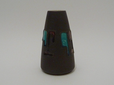 Nr. 0612
Black vase with a cyan and red glazed decor, surrounded with some black cratered fat lava 

[b]Schlossberg[/b]

Model 236-15

Decor Skyscraper ?

Design Ilse und Theodor Stephan, Volmarstein / Langenaubach

Made in 1956

Carved in the bottom are the letters EvA

Good vintage condition, no damage

H 15 cm x W 8,5 cm

[url=https://kosai.be/gallery/contact.php?referer=index.php][img]https://kosai.be/gallery/varia/buy.jpg[/img][/url]


[img]https://www.kosai.be/images/0612_3lr.jpg[/img]


[img]https://www.kosai.be/images/0612_4lr.jpg[/img]


[img]https://www.kosai.be/images/0612_5lr.jpg[/img]


[img]https://www.kosai.be/images/0612_6lr.jpg[/img]


[img]https://www.kosai.be/images/0612_2lr.jpg[/img]


[url=https://kosai.be/gallery/contact.php?referer=index.php][img]https://kosai.be/gallery/varia/buy.jpg[/img][/url]


[url=https://kosai.be/gallery/displayimage.php?pid=23]Back to top[/url]
Keywords: Schlossberg
