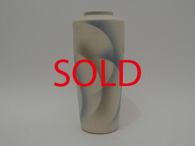 Nr. 0847
Nice 50s 60s vase in soft white with blue/gray airbrush decor

[b]Bay Keramik Germany[/b]

Model 690-25

Good vintage condition, no damage

H 25 cm x W 11 cm

[url=https://kosai.be/gallery/contact.php?referer=index.php][img]https://kosai.be/gallery/varia/buy.jpg[/img][/url]


[img]https://www.kosai.be/images/0847.jpg[/img]


[img]https://www.kosai.be/images/0847_4lr.jpg[/img]


[img]https://www.kosai.be/images/0847_5lr.jpg[/img]


[img]https://www.kosai.be/images/0847_6lr.jpg[/img]


[img]https://www.kosai.be/images/0847_7lr.jpg[/img]


[url=https://kosai.be/gallery/contact.php?referer=index.php][img]https://kosai.be/gallery/varia/buy.jpg[/img][/url]


[url=https://kosai.be/gallery/displayimage.php?pid=38]Back to top[/url]
Keywords: Bay Keramik