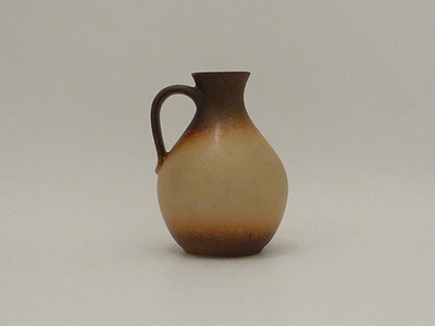 Nr. 0948
Seventies handled vase 

Light to dark brown spattered lava effect decor

[b]Bay Keramik[/b]

Model 71-17

Good vintage condition, no damage

H 17 cm x W 12,5 cm

[url=https://kosai.be/gallery/contact.php?referer=index.php][img]https://kosai.be/gallery/varia/buy.jpg[/img][/url]


[img]https://www.kosai.be/images/0948.jpg[/img]


[img]https://www.kosai.be/images/0948_4lr.jpg[/img]


[img]https://www.kosai.be/images/0948_5lr.jpg[/img]


[img]https://www.kosai.be/images/0948_6lr.jpg[/img]


[img]https://www.kosai.be/images/0948_2lr.jpg[/img]


[url=https://kosai.be/gallery/contact.php?referer=index.php][img]https://kosai.be/gallery/varia/buy.jpg[/img][/url]


[url=https://kosai.be/gallery/displayimage.php?pid=45]Back to top[/url]
Keywords: Bay Keramik
