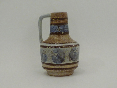 Nr. 1245
Retro 60s 70s handled vase

Brown speckled with a light blue abstract flower decor

[b]VEB Neue Keramische Werke Haldensleben[/b]

Model 4073

Good vintage condition, no damage

H 19 cm x W 13 cm

10 euro

[url=https://kosai.be/gallery/contact.php?referer=index.php][img]https://kosai.be/gallery/varia/buy.jpg[/img][/url]


[img]https://www.kosai.be/images/1245.jpg[/img]


[img]https://www.kosai.be/images/1245_4lr.jpg[/img]


[img]https://www.kosai.be/images/1245_7lr.jpg[/img]


[img]https://www.kosai.be/images/1245_set02lr.jpg[/img]


[img]https://www.kosai.be/images/1245_2lr.jpg[/img]


[url=https://kosai.be/gallery/contact.php?referer=index.php][img]https://kosai.be/gallery/varia/buy.jpg[/img][/url]


[url=https://kosai.be/gallery/displayimage.php?pid=64]Back to top[/url]
Keywords: VEB NKWH