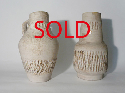 Nr. 1766
Two large white brown 60s 70s vases with embossed zigzag decor

[b]Spara Keramik[/b]

Model 224-31

Good vintage condition, no damage

H 31 cm x W 16 cm

[url=https://kosai.be/gallery/contact.php?referer=index.php][img]https://kosai.be/gallery/varia/buy.jpg[/img][/url]


[img]https://www.kosai.be/images/1766.jpg[/img]


[img]https://www.kosai.be/images/1766_6.jpg[/img]


[img]https://www.kosai.be/images/1766_2.jpg[/img]


[img]https://www.kosai.be/images/1766_3.jpg[/img]


[img]https://www.kosai.be/images/3174.jpg[/img]


[img]https://www.kosai.be/images/3174_3.jpg[/img]


[img]https://www.kosai.be/images/3174_4.jpg[/img]


[img]https://www.kosai.be/images/1766_7lr.jpg[/img]


[url=https://kosai.be/gallery/contact.php?referer=index.php][img]https://kosai.be/gallery/varia/buy.jpg[/img][/url]


[url=https://kosai.be/gallery/displayimage.php?pid=86]Back to top[/url]
Keywords: Spara