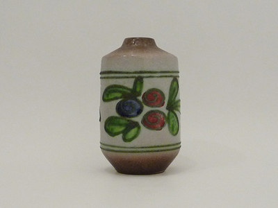 Nr. 1772
Typical seventies vase

Lightbrown glaze with flower decor and lava cratered edges

[b]Strehla Keramik Germany[/b]

Model unknown

Good vintage condition, no damage

H 17 cm x W 10,5 cm

8 euro

[url=https://kosai.be/gallery/contact.php?referer=index.php][img]https://kosai.be/gallery/varia/buy.jpg[/img][/url]


[img]https://www.kosai.be/images/1772.jpg[/img]


[img]https://www.kosai.be/images/1772_4.jpg[/img]


[img]https://www.kosai.be/images/1772_5.jpg[/img]


[img]https://www.kosai.be/images/1772_6.jpg[/img]


[img]https://www.kosai.be/images/1772_2lr.jpg[/img]


[url=https://kosai.be/gallery/contact.php?referer=index.php][img]https://kosai.be/gallery/varia/buy.jpg[/img][/url]


[url=https://kosai.be/gallery/displayimage.php?pid=88]Back to top[/url]
Keywords: Strehla