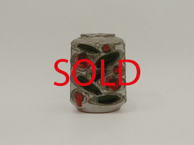 Nr. 1962
Cube shaped 70s vase 

Red / green glazed circles and leaves decor

[b]Strehla Keramik[/b]

Model 1212

Good vintage condition, no damage

H 12,5 cm x W 9 cm

14 euro

[url=https://kosai.be/gallery/contact.php?referer=index.php][img]https://kosai.be/gallery/varia/buy.jpg[/img][/url]


[img]https://www.kosai.be/images/1962.jpg[/img]


[img]https://www.kosai.be/images/1962_4.jpg[/img]


[img]https://www.kosai.be/images/1962_5.jpg[/img]


[img]https://www.kosai.be/images/1962_6.jpg[/img]


[img]https://www.kosai.be/images/1962_2lr.jpg[/img]


[url=https://kosai.be/gallery/contact.php?referer=index.php][img]https://kosai.be/gallery/varia/buy.jpg[/img][/url]


[url=https://kosai.be/gallery/displayimage.php?pid=100]Back to top[/url]
Keywords: Strehla