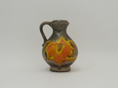 Nr. 2444
Seventies handled vase

Brown speckled with yellow and orange glaze

[b]Maker unknown, Söndgen ?[/b]

Model 275-20 or 426-20 ?

Good vintage condition, no damage

H 20 cm x W 15 cm

14 euro

[url=https://kosai.be/gallery/contact.php?referer=index.php][img]https://kosai.be/gallery/varia/buy.jpg[/img][/url]

[img]https://www.kosai.be/images/2444.jpg[/img]


[img]https://www.kosai.be/images/2444_5.jpg[/img]


[img]https://www.kosai.be/images/2444_6.jpg[/img]


[img]https://www.kosai.be/images/2444_7.jpg[/img]


[img]https://www.kosai.be/images/2444_2lr.jpg[/img]


[url=https://kosai.be/gallery/contact.php?referer=index.php][img]https://kosai.be/gallery/varia/buy.jpg[/img][/url]


[url=https://kosai.be/gallery/displayimage.php?pid=126]Back to top[/url]
Keywords: Söndgen