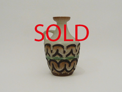 Nr. 2496
Bright white glazed 70s handled vase

Brown green paint and black cratered lava dripping

[b]Strehla Keramik[/b]

Model 1304

Good vintage condition, no damage

H 20 cm x W 13 cm

[url=https://kosai.be/gallery/contact.php?referer=index.php][img]https://kosai.be/gallery/varia/buy.jpg[/img][/url]

[img]https://www.kosai.be/images/2496.jpg[/img]


[img]https://www.kosai.be/images/2496_3.jpg[/img]


[img]https://www.kosai.be/images/2496_5.jpg[/img]


[img]https://www.kosai.be/images/2496_6.jpg[/img]


[img]https://www.kosai.be/images/2496_7.jpg[/img]


[img]https://www.kosai.be/images/2496_2lr.jpg[/img]


[url=https://kosai.be/gallery/contact.php?referer=index.php][img]https://kosai.be/gallery/varia/buy.jpg[/img][/url]


[url=https://kosai.be/gallery/displayimage.php?pid=128]Back to top[/url]
Keywords: Strehla