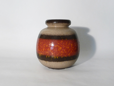 Nr. 2512
Bowl shaped seventies vase

Light brown speckled base with dark brown 

Red and yellow spattered center

[b]Scheurich Germany[/b]

Model 284-19

Ceramos series

1 chip at the top and some chips on the foot

H 19 cm x W 18 cm

12 euro

[url=https://kosai.be/gallery/contact.php?referer=index.php][img]https://kosai.be/gallery/varia/buy.jpg[/img][/url]

[img]https://www.kosai.be/images/2512.jpg[/img]

[img]https://www.kosai.be/images/2512_2.jpg[/img]

[img]https://www.kosai.be/images/2512_3.jpg[/img]

[img]https://www.kosai.be/images/2512_4.jpg[/img]

[img]https://www.kosai.be/images/2512_5.jpg[/img]

[img]https://www.kosai.be/images/2512_7lr.jpg[/img]


[url=https://kosai.be/gallery/contact.php?referer=index.php][img]https://kosai.be/gallery/varia/buy.jpg[/img][/url]


[url=https://kosai.be/gallery/displayimage.php?pid=130]Back to top[/url]
Keywords: Scheurich