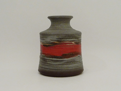 Nr. 2526
Wide shaped seventies vase

Light gray with a red glaze and brown soft lava like dripping

[b]Strehla Keramik[/b] ?

Unmarked

Good vintage condition, no damage

H 20,5 cm x W 18 cm

18 euro

[url=https://kosai.be/gallery/contact.php?referer=index.php][img]https://kosai.be/gallery/varia/buy.jpg[/img][/url]

[img]https://www.kosai.be/images/2526.jpg[/img]


[img]https://www.kosai.be/images/2526_4.jpg[/img]


[img]https://www.kosai.be/images/2526_5.jpg[/img]


[img]https://www.kosai.be/images/2526_6.jpg[/img]


[img]https://www.kosai.be/images/2526_2lr.jpg[/img]


[url=https://kosai.be/gallery/contact.php?referer=index.php][img]https://kosai.be/gallery/varia/buy.jpg[/img][/url]


[url=https://kosai.be/gallery/displayimage.php?pid=132]Back to top[/url]
Keywords: Strehla