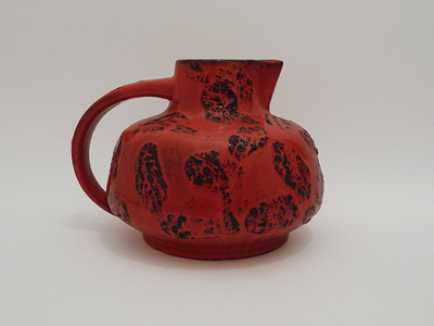 Nr. 2614
Bright red glazed seventies pitcher vase

Black cratered lava dripping spots

Studio pottery

[b]Gräflich Ortenburg Keramik (Tambach)[/b]

Model 643 or 443

Good vintage condition, no damage

H 18 cm x W 28 cm

60 euro

[url=https://kosai.be/gallery/contact.php?referer=index.php][img]https://kosai.be/gallery/varia/buy.jpg[/img][/url]

[img]https://www.kosai.be/images/2614.jpg[/img]


[img]https://www.kosai.be/images/2614_2.jpg[/img]


[img]https://www.kosai.be/images/2614_3.jpg[/img]


[img]https://www.kosai.be/images/2614_5.jpg[/img]


[img]https://www.kosai.be/images/2614_6.jpg[/img]


[img]https://www.kosai.be/images/2614_9.jpg[/img]


[url=https://kosai.be/gallery/contact.php?referer=index.php][img]https://kosai.be/gallery/varia/buy.jpg[/img][/url]


[url=https://kosai.be/gallery/displayimage.php?pid=137]Back to top[/url]
Keywords: Others