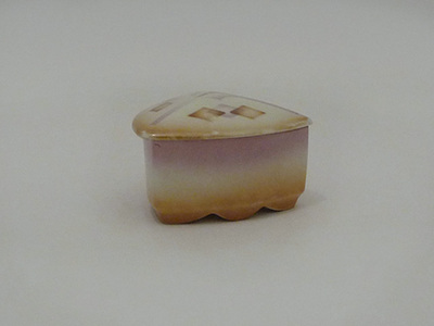 Nr. 1126
Triangular bonboniere with airbrush decor

Maker unknown

Unmarked

Good vintage condition, no damage

H 9 cm x W 12 cm

15 euro

[url=https://kosai.be/gallery/contact.php?referer=index.php][img]https://kosai.be/gallery/varia/buy.jpg[/img][/url]


[img]https://www.kosai.be/images/1126.jpg[/img]


[img]https://www.kosai.be/images/1126_2lr.jpg[/img]


[img]https://www.kosai.be/images/1126_4lr.jpg[/img]


[img]https://www.kosai.be/images/1126_5lr.jpg[/img]


[url=https://kosai.be/gallery/contact.php?referer=index.php][img]https://kosai.be/gallery/varia/buy.jpg[/img][/url]


[url=https://kosai.be/gallery/displayimage.php?pid=55]Back to top[/url]
Keywords: Others