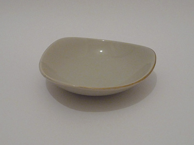 Nr. 0347
White glazed 50s snack bowl

[b]Flora Plateel Gouda Holland[/b]

Model 1001

Good vintage condition, no damage

H 4 cm x W 17 cm

[img]https://www.kosai.be/images/0347.jpg[/img]


[img]https://www.kosai.be/images/0347_2.jpg[/img]


[img]https://www.kosai.be/images/0347_3lr.jpg[/img]

[img]https://www.kosai.be/images/0347_4lr.jpg[/img]


[url=https://kosai.be/gallery/contact.php?referer=index.php]Ask for info (please add the item number 0347 in your mail)[/url]


[url=https://kosai.be/gallery/displayimage.php?pid=17]Back to top[/url]
Keywords: Gouda