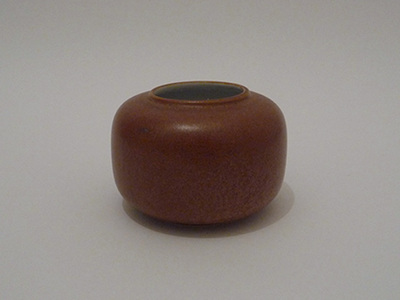 Nr. 0411
Small bowl shaped vase with a lightbrown speckled decor

[b]Villeroy & Boch Mettlach[/b]

Vitro Porzellan "Chekiang"

Good vintage condition, no damage

H 6,5 cm x W 10 cm

[url=https://kosai.be/gallery/contact.php?referer=index.php][img]https://kosai.be/gallery/varia/buy.jpg[/img][/url]


[img]https://www.kosai.be/images/0411.jpg[/img]


[img]https://www.kosai.be/images/0411_2lr.jpg[/img]


[img]https://www.kosai.be/images/0411_3lr.jpg[/img]


[img]https://www.kosai.be/images/0411_4lr.jpg[/img]


[url=https://kosai.be/gallery/contact.php?referer=index.php][img]https://kosai.be/gallery/varia/buy.jpg[/img][/url]


[url=https://kosai.be/gallery/displayimage.php?pid=18]Back to top[/url]
Keywords: Boch