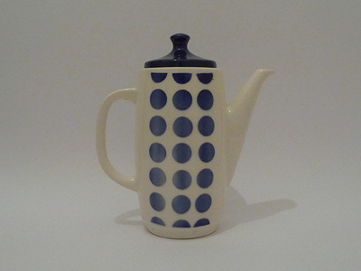 Nr. 0784
Fun retro coffee or tea pot with a blue dotted decor

[b]GUDRUN[/b]

Model 13 - 1,75 liter

Good vintage condition, never used

H 25 cm x W 22 cm x D 11 cm

[url=https://kosai.be/gallery/contact.php?referer=index.php][img]https://kosai.be/gallery/varia/buy.jpg[/img][/url]


[img]https://www.kosai.be/images/0784.jpg[/img]


[img]https://www.kosai.be/images/0784_5lr.jpg[/img]


[img]https://www.kosai.be/images/0784_6lr.jpg[/img]


[img]https://www.kosai.be/images/0784_7lr.jpg[/img]


[img]https://www.kosai.be/images/0784_2lr.jpg[/img]


[url=https://kosai.be/gallery/contact.php?referer=index.php][img]https://kosai.be/gallery/varia/buy.jpg[/img][/url]


[url=https://kosai.be/gallery/displayimage.php?pid=33]Back to top[/url]
Keywords: Others