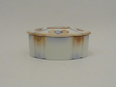 Nr. 0829
Art deco styled juwel box with airbrush decor

[b]Unmarked[/b]

Good vintage condition, no damage

H 8 cm x W 20 cm x D 13 cm

[url=https://kosai.be/gallery/contact.php?referer=index.php][img]https://kosai.be/gallery/varia/buy.jpg[/img][/url]


[img]https://www.kosai.be/images/0829.jpg[/img]


[img]https://www.kosai.be/images/0829_5lr.jpg[/img]


[img]https://www.kosai.be/images/0829_6lr.jpg[/img]


[img]https://www.kosai.be/images/0829_7lr.jpg[/img]


[img]https://www.kosai.be/images/0829_2lr.jpg[/img]


[url=https://kosai.be/gallery/contact.php?referer=index.php][img]https://kosai.be/gallery/varia/buy.jpg[/img][/url]


[url=https://kosai.be/gallery/displayimage.php?pid=35]Back to top[/url]
Keywords: Others