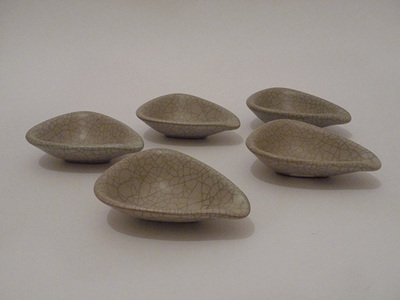 Nr. 1146
Five gray craquele ashtrays

Gutenhalde ?

Unmarked

Good vintage condition, no damage

H 3 cm x w 7 cm x D 5 cm

7 euro

[url=https://kosai.be/gallery/contact.php?referer=index.php][img]https://kosai.be/gallery/varia/buy.jpg[/img][/url]


[img]https://www.kosai.be/images/1146.jpg[/img]


[img]https://www.kosai.be/images/1146_2lr.jpg[/img]


[img]https://www.kosai.be/images/1146_4lr.jpg[/img]


[img]https://www.kosai.be/images/1146_5lr.jpg[/img]


[url=https://kosai.be/gallery/contact.php?referer=index.php][img]https://kosai.be/gallery/varia/buy.jpg[/img][/url]


[url=https://kosai.be/gallery/displayimage.php?pid=57]Back to top[/url]
Keywords: Others