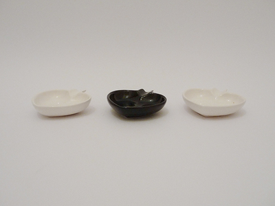Nr. 2399
Three fun heart shaped 50s 60s ashtrays

[b]Schramberg Majolika[/b]

Model 4160-2

Good vintage condition, no damage

H 2,5 cm x W 9 cm

7 euro

[url=https://kosai.be/gallery/contact.php?referer=index.php][img]https://kosai.be/gallery/varia/buy.jpg[/img][/url]

[img]https://www.kosai.be/images/2399.jpg[/img]


[img]https://www.kosai.be/images/2399_5.jpg[/img]


[img]https://www.kosai.be/images/2399_6.jpg[/img]


[img]https://www.kosai.be/images/2399_2lr.jpg[/img]


[img]https://www.kosai.be/images/2399_4lr.jpg[/img]


[url=https://kosai.be/gallery/contact.php?referer=index.php][img]https://kosai.be/gallery/varia/buy.jpg[/img][/url]


[url=https://kosai.be/gallery/displayimage.php?pid=123]Back to top[/url]
Keywords: Schramberg