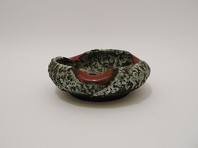 Nr. 2609
Large 50s 60s ashtray 

Handpainted decor with cratered lava dripping all over

[b]Italy San Marino[/b]

Good vintage condition, no damage

H 6 cm x W 18 cm

14 euro

[url=https://kosai.be/gallery/contact.php?referer=index.php][img]https://kosai.be/gallery/varia/buy.jpg[/img][/url]

[img]https://www.kosai.be/images/2609.jpg[/img]

[img]https://www.kosai.be/images/2609_4.jpg[/img]

[img]https://www.kosai.be/images/2609_5.jpg[/img]

[img]https://www.kosai.be/images/2609_6.jpg[/img]

[img]https://www.kosai.be/images/2609_7.jpg[/img]

[img]https://www.kosai.be/images/2609_2lr.jpg[/img]


[url=https://kosai.be/gallery/contact.php?referer=index.php][img]https://kosai.be/gallery/varia/buy.jpg[/img][/url]


[url=https://kosai.be/gallery/displayimage.php?pid=136]Back to top[/url]
Keywords: Others