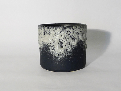 Nr. 2736
Dark blue seventies flower pot 

White cratered fat lava dripping decor

[b]Roth, ES Keramik[/b] ?

Model 740

Good vintage condition, no damage

H 11,5 cm x W 13 cm

20 euro

[url=https://kosai.be/gallery/contact.php?referer=index.php][img]https://kosai.be/gallery/varia/buy.jpg[/img][/url]

[img]https://www.kosai.be/images/2736.jpg[/img]


[img]https://www.kosai.be/images/2736_2.jpg[/img]


[img]https://www.kosai.be/images/2736_3.jpg[/img]


[img]https://www.kosai.be/images/2736_4.jpg[/img]


[img]https://www.kosai.be/images/2736_5.jpg[/img]


[img]https://www.kosai.be/images/2736_6lr.jpg[/img]


[url=https://kosai.be/gallery/contact.php?referer=index.php][img]https://kosai.be/gallery/varia/buy.jpg[/img][/url]


[url=https://kosai.be/gallery/displayimage.php?pid=143]Back to top[/url]
Keywords: Roth
