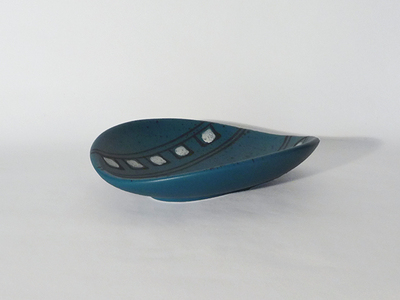 Nr. 2749
Large fifties bowl

Blue with black and white painted decor

[b]Ilkra Edel-Keramik[/b]

Unmarked

Good vintage condition, no damage

H 6 cm x W 25 cm x D 22 cm

20 euro

[url=https://kosai.be/gallery/contact.php?referer=index.php][img]https://kosai.be/gallery/varia/buy.jpg[/img][/url]

[img]https://www.kosai.be/images/2749.jpg[/img]


[img]https://www.kosai.be/images/2749_2.jpg[/img]


[img]https://www.kosai.be/images/2749_3.jpg[/img]


[img]https://www.kosai.be/images/2749_4.jpg[/img]


[img]https://www.kosai.be/images/2749_5.jpg[/img]


[url=https://kosai.be/gallery/contact.php?referer=index.php][img]https://kosai.be/gallery/varia/buy.jpg[/img][/url]


[url=https://kosai.be/gallery/displayimage.php?pid=144]Back to top[/url]
Keywords: Ilkra